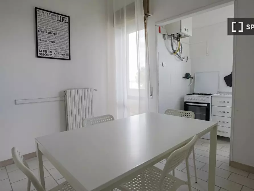 Immagine 15 di Camera condivisa in affitto  in Via Colli Aminei a Napoli