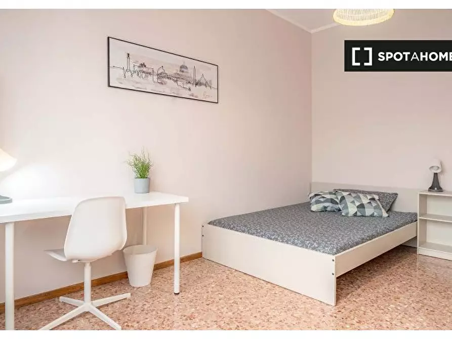 Immagine 5 di Camera condivisa in affitto  in Via Angera a Milano