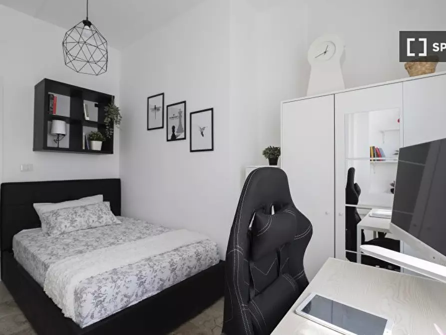 Immagine 2 di Camera condivisa in affitto  in Viale Francesco Restelli a Milano