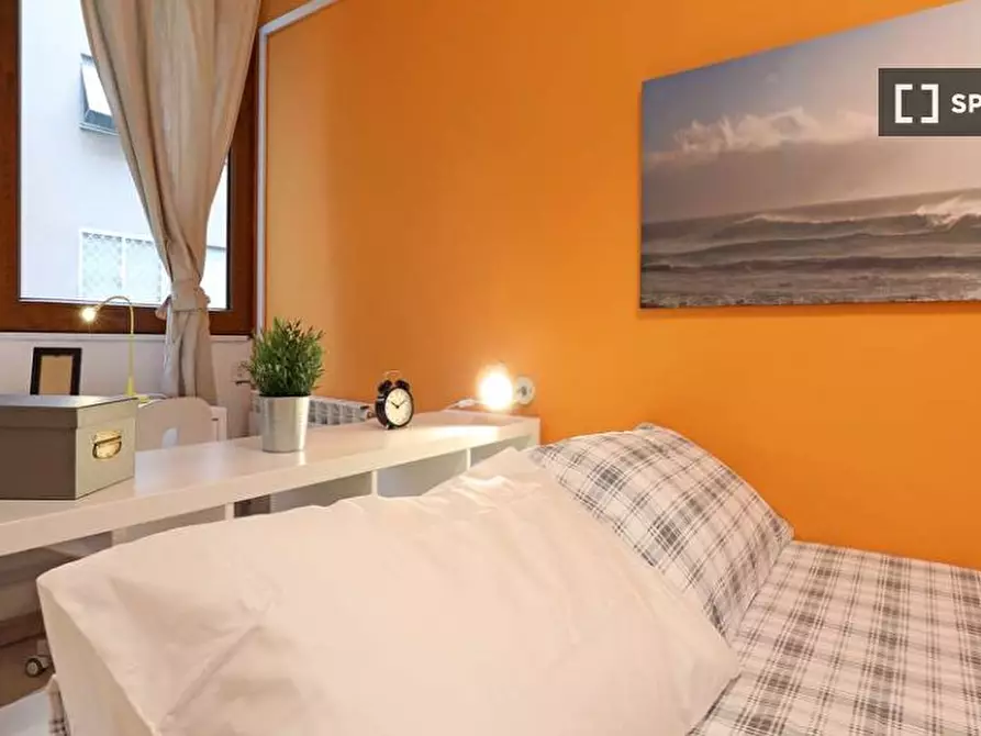 Immagine 3 di Camera condivisa in affitto  in Via dei Giornalisti a Roma