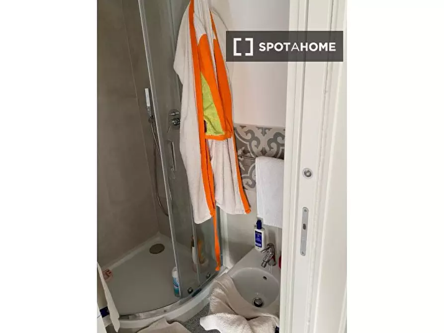 Immagine 9 di Camera condivisa in affitto  in Via Giulio Venticinque a Roma