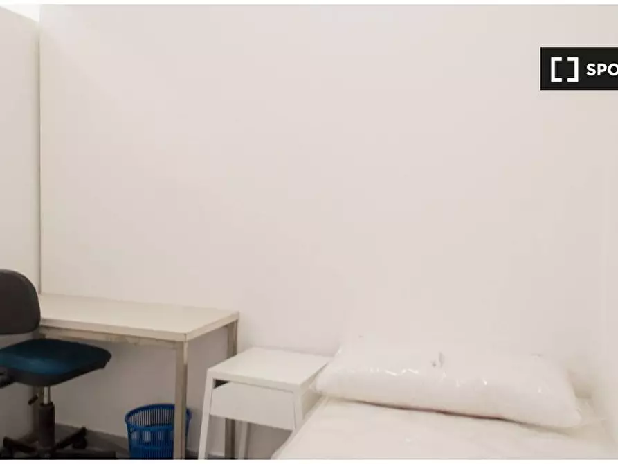 Immagine 3 di Camera condivisa in affitto  in Via Luca Valerio a Roma