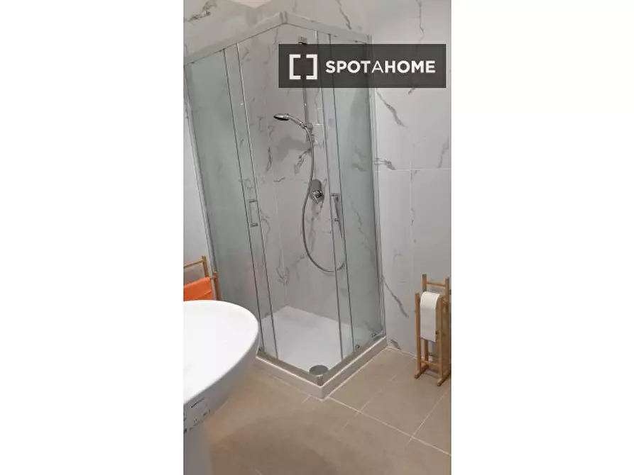 Immagine 8 di Camera condivisa in affitto  in Via Portacarrese a Montecalvario a Napoli