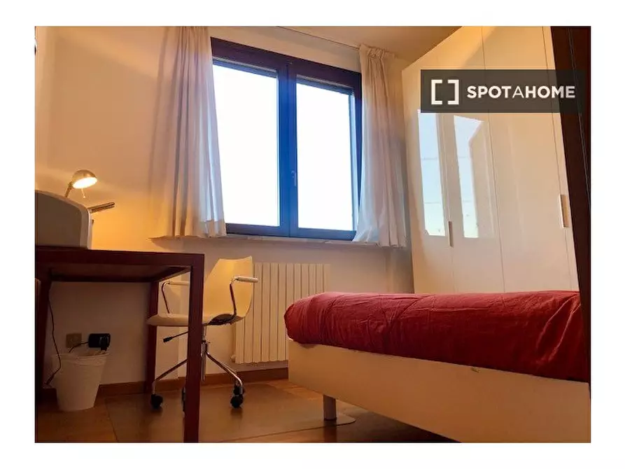 Immagine 1 di Camera condivisa in affitto  in Via IV Novembre Pregnana Milanese MI, Italy a Bernate Ticino