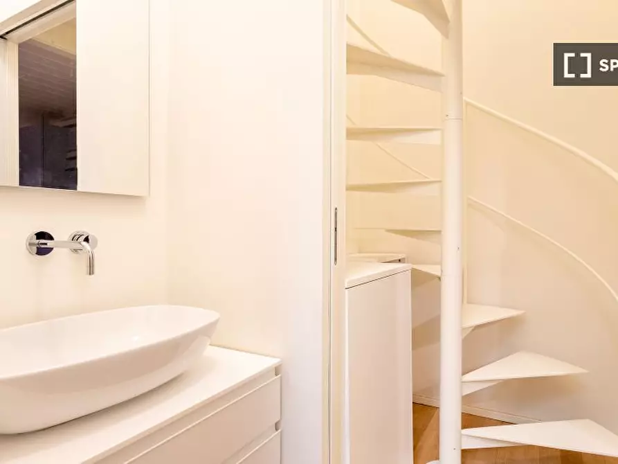 Immagine 2 di Ufficio in affitto  in Via Borromei a Milano