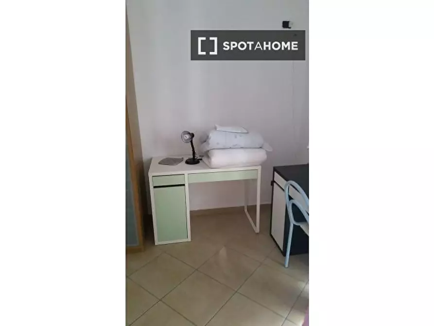 Immagine 2 di Camera condivisa in affitto  in Piazzetta Luigi Settembrini a Napoli