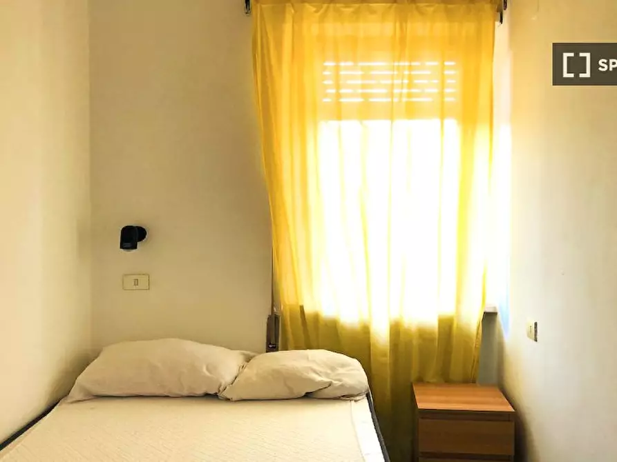 Immagine 1 di Camera condivisa in affitto  in Viale Egeo, 00144 Roma RM, Italy a Roma