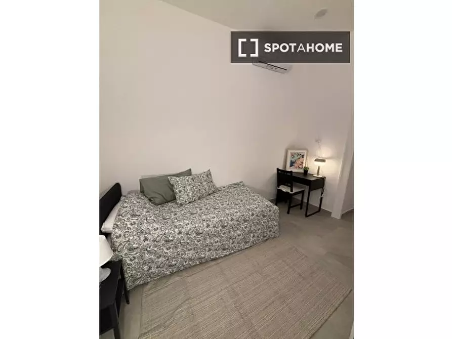 Immagine 13 di Camera condivisa in affitto  in P.za Cavour a Napoli