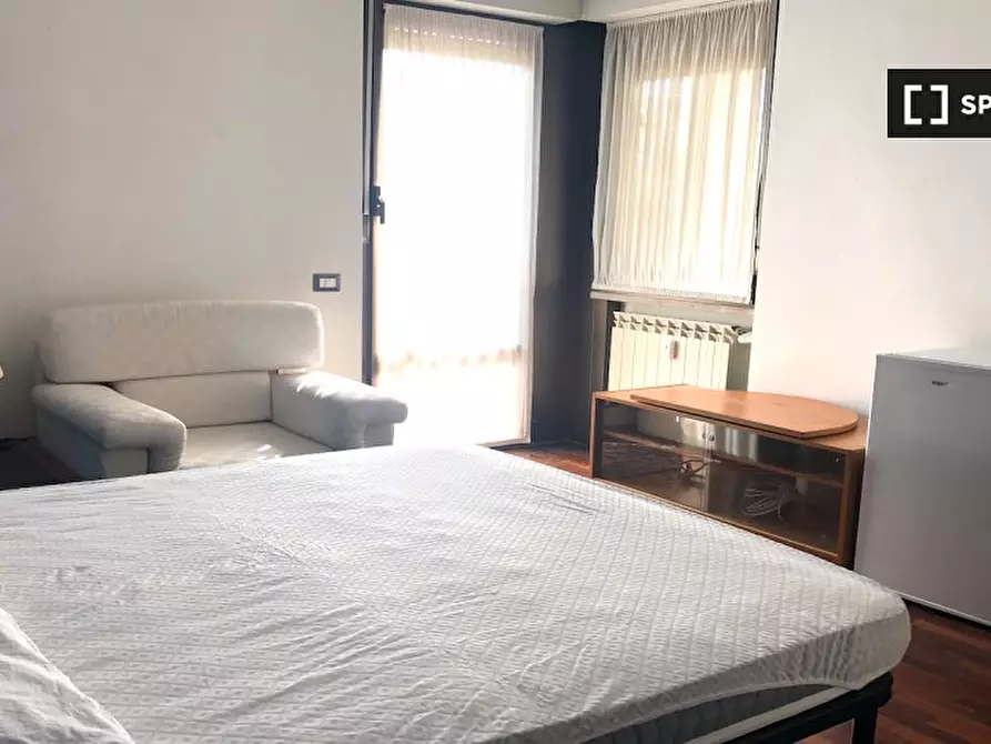 Immagine 3 di Camera condivisa in affitto  in Viale Cesare Pavese a Roma