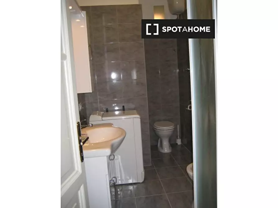 Immagine 4 di Camera condivisa in affitto  in Via degli Umbri a Roma