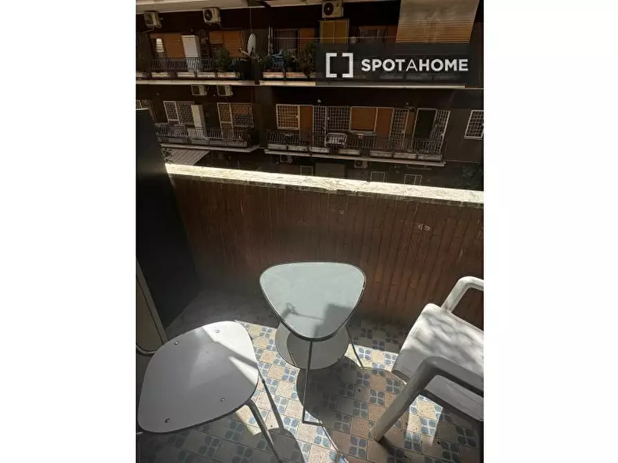 Immagine 4 di Camera condivisa in affitto  in Via Renato Simoni a Roma
