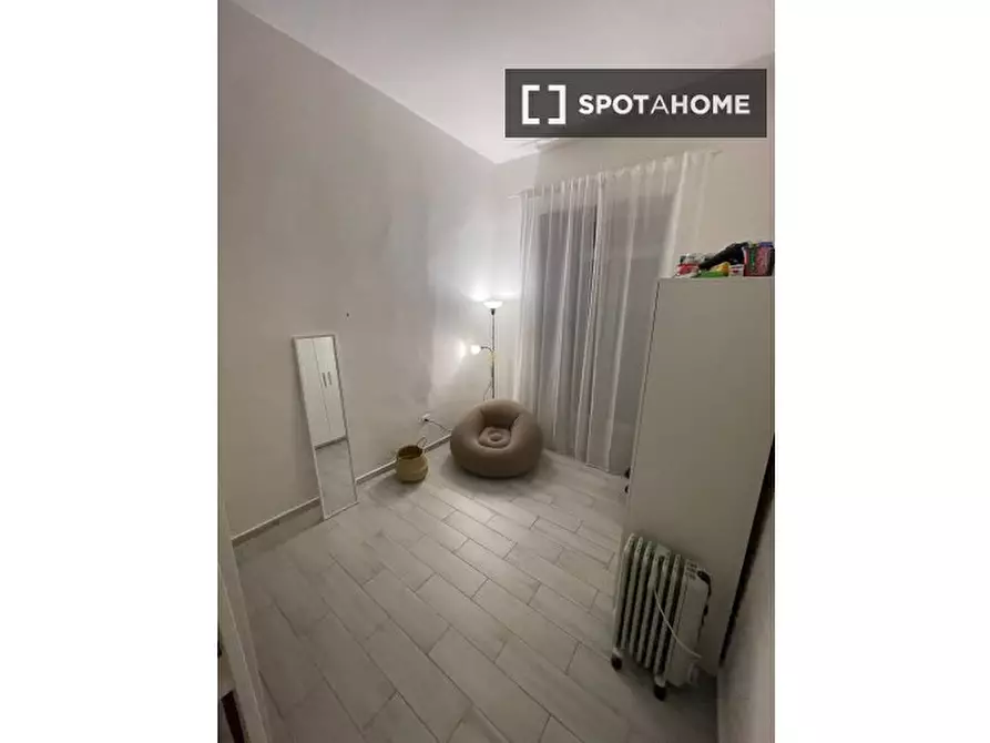 Immagine 4 di Camera condivisa in affitto  in Via Pietro Trinchera a Napoli