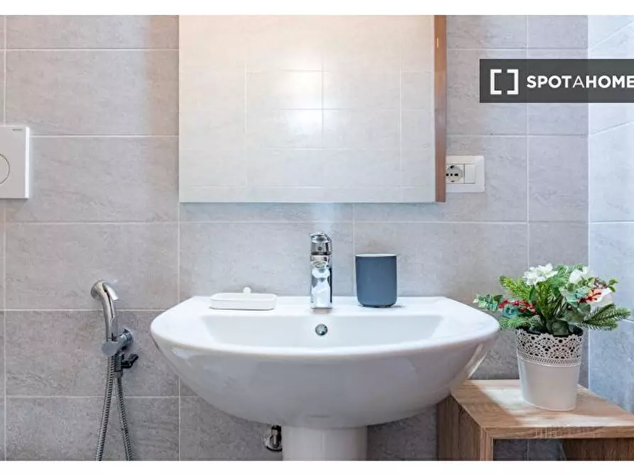 Immagine 13 di Camera condivisa in affitto  in Viale Enrico Martini a Milano