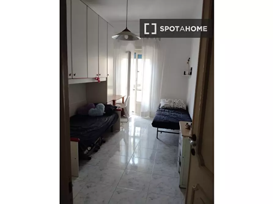 Immagine 1 di Camera condivisa in affitto  in Via Giuseppe Berneri a Roma