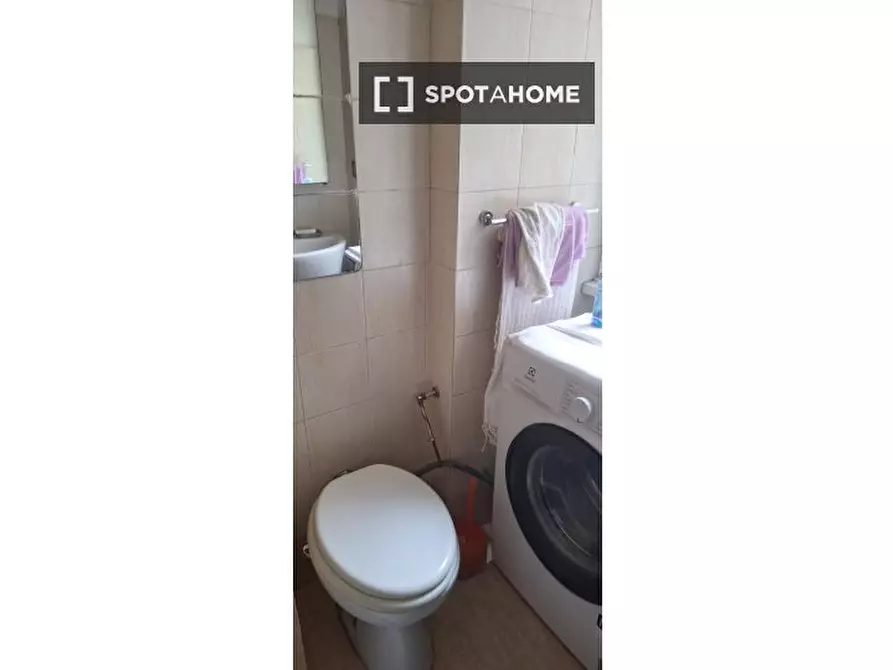 Immagine 17 di Camera condivisa in affitto  in Via Pietro de Cristofaro a Roma