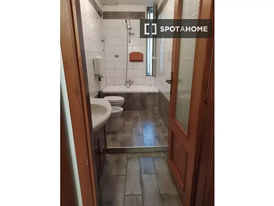 Immagine 6 di Camera condivisa in affitto  in Via Cesare Rosaroll a Napoli