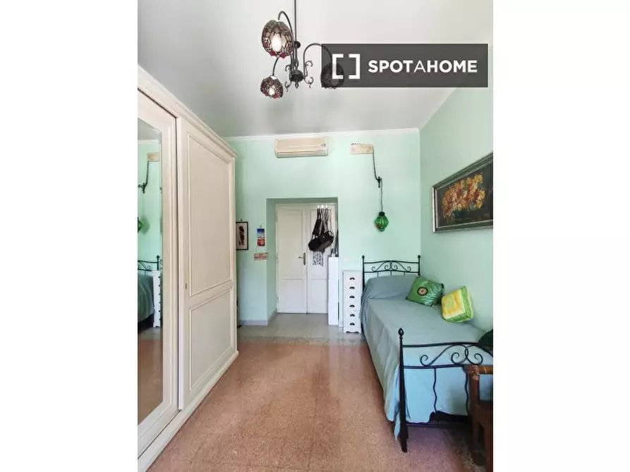 Immagine 2 di Camera condivisa in affitto  in Via Francesco Valesio a Roma