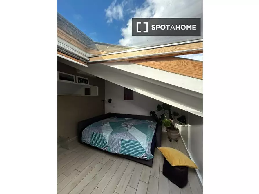 Immagine 2 di Camera condivisa in affitto  in Via Giacinto Albino a Napoli