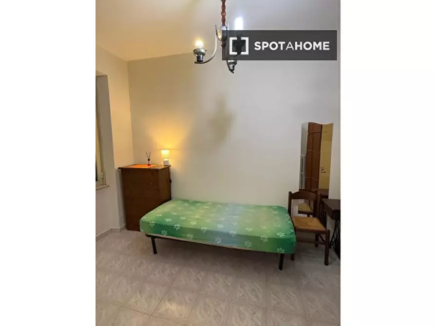 Immagine 2 di Camera condivisa in affitto  in Via di S. Angela Merici a Roma