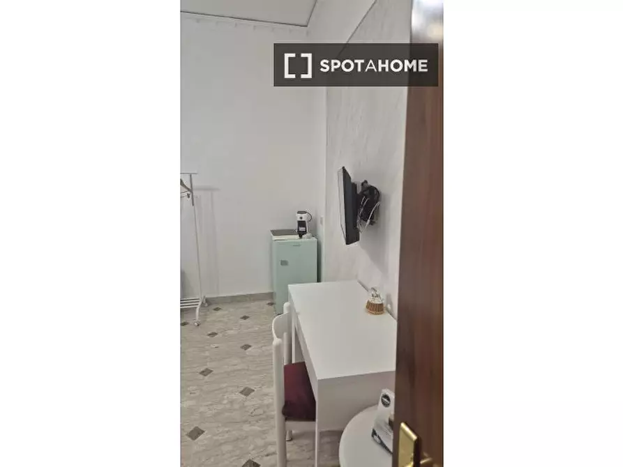 Immagine 15 di Camera condivisa in affitto  in Via Leopoldo Nobili a Roma