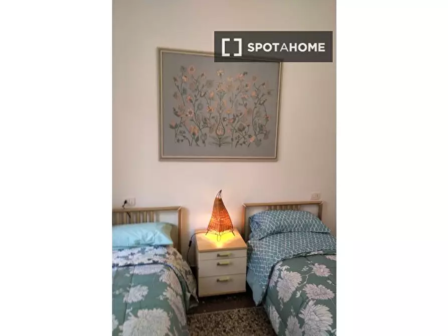 Immagine 3 di Camera condivisa in affitto  in Via Venezia a Genova