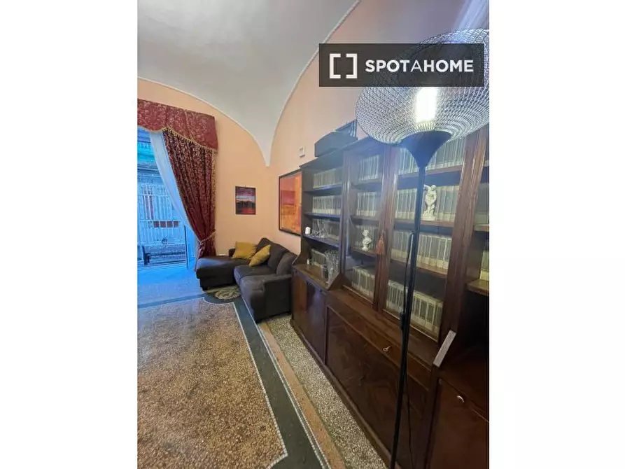 Immagine 19 di Camera condivisa in affitto  in Vico Latilla a Napoli