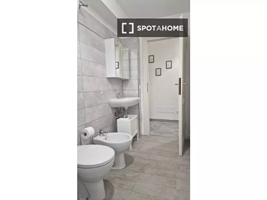 Immagine 12 di Camera condivisa in affitto  in Via Ostiense a Roma