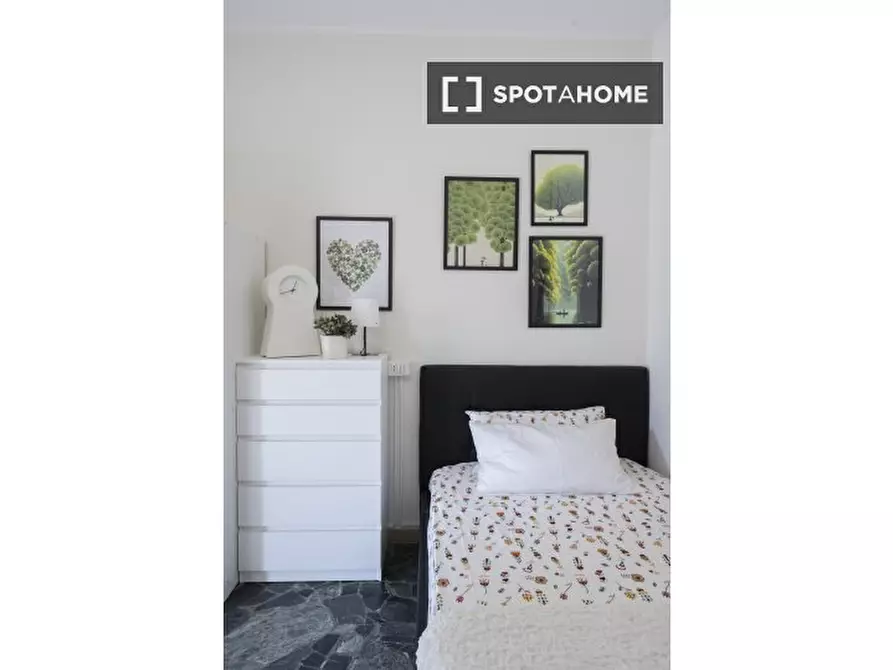 Immagine 5 di Camera condivisa in affitto  in Viale Francesco Restelli a Milano