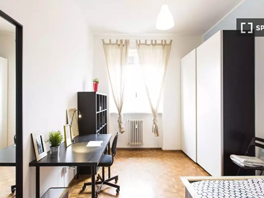 Immagine 2 di Camera condivisa in affitto  in Via dei Mandorli Milan a Monza