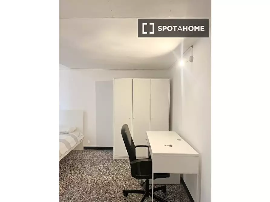 Immagine 6 di Camera condivisa in affitto  in Via Caffaro a Genova