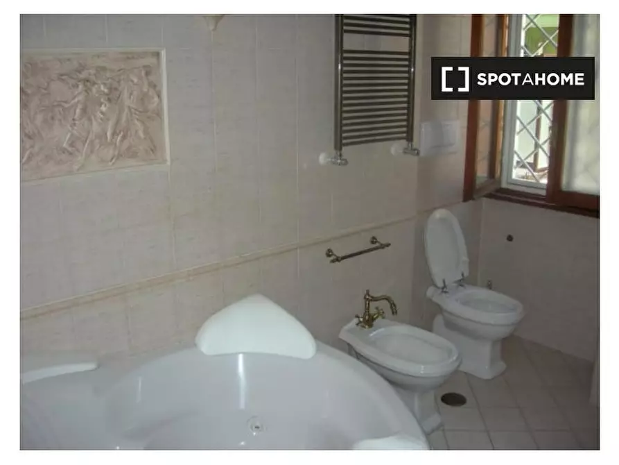 Immagine 14 di Camera condivisa in affitto  in Lungotevere di Pietra Papa a Roma