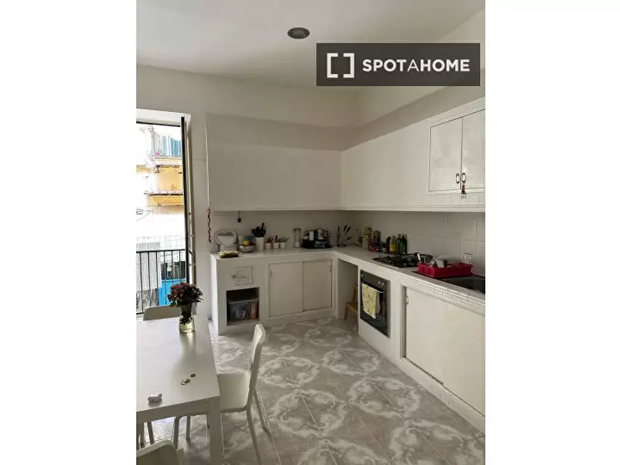 Immagine 2 di Camera condivisa in affitto  in Via Concezione a Monte Calvario a Napoli