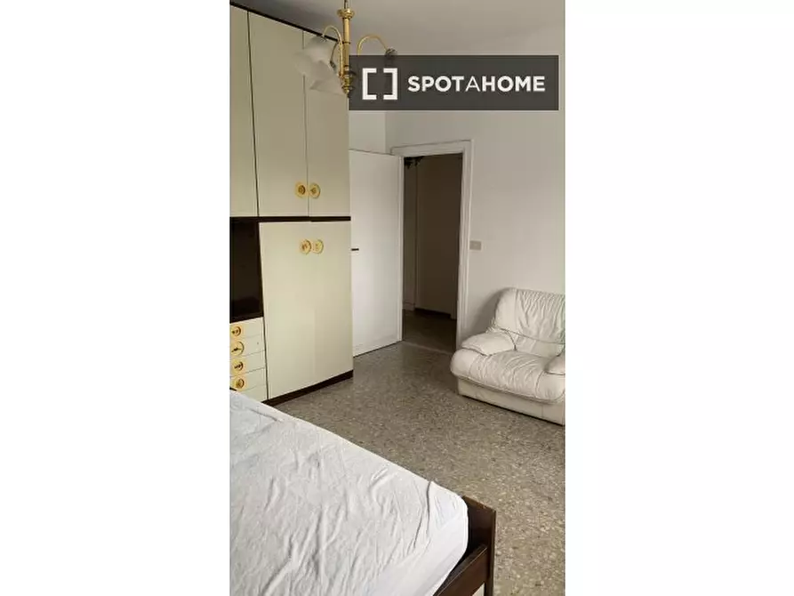 Immagine 1 di Camera condivisa in affitto  in Via Cornelio Sisenna a Roma