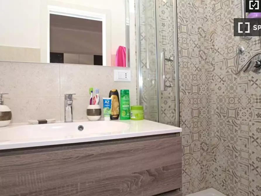 Immagine 5 di Camera condivisa in affitto  in Via Albalonga a Roma