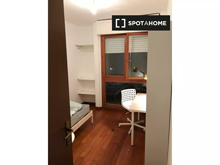 Immagine 5 di Camera condivisa in affitto  in Via Luigi Ploner a Roma