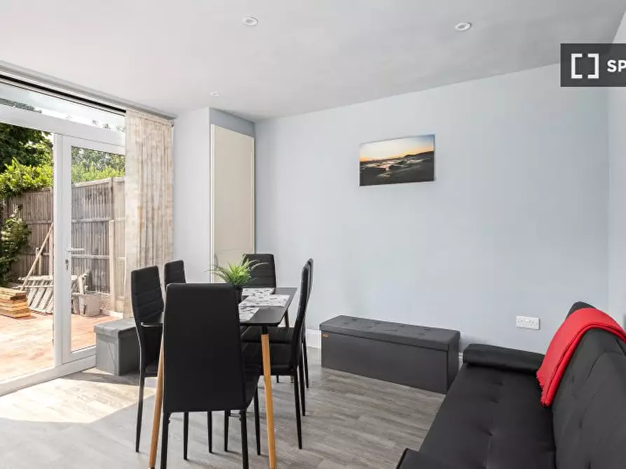 Immagine 6 di Appartamento in affitto  in Orpington Gardens a Enfield