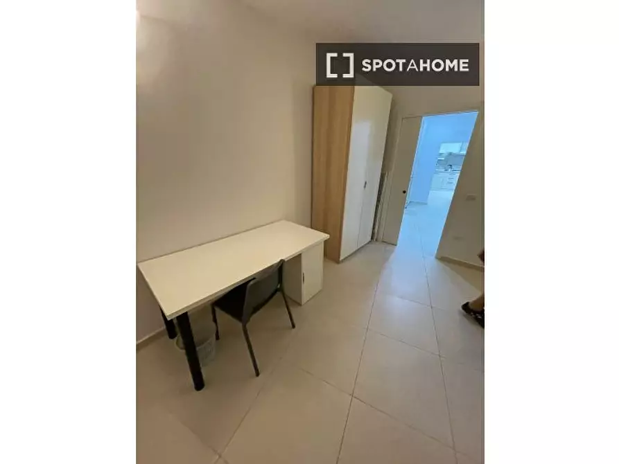 Immagine 19 di Camera condivisa in affitto  in Via Luigi Settembrini a Napoli