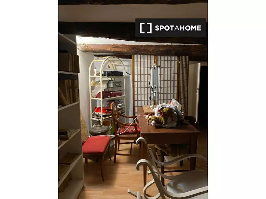 Immagine 9 di Camera condivisa in affitto  in Via Cedronio a Napoli