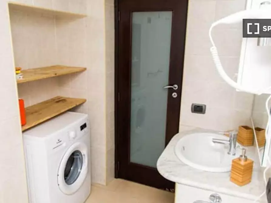 Immagine 11 di Camera condivisa in affitto  in Vico Maiorani a Napoli