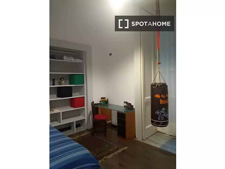 Immagine 1 di Camera condivisa in affitto  in Via Ventaglieri a Napoli