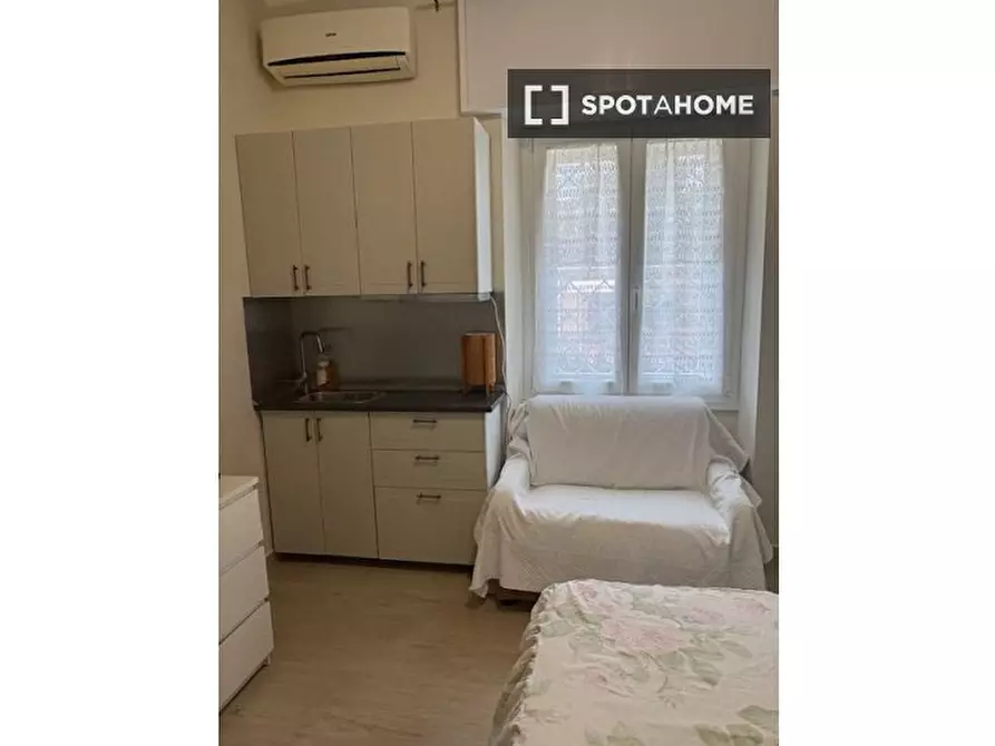 Immagine 14 di Camera condivisa in affitto  in Via dell'Agro Curziano a Roma