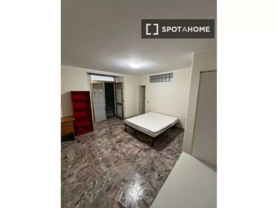Immagine 2 di Camera condivisa in affitto  in Via Ventaglieri a Napoli