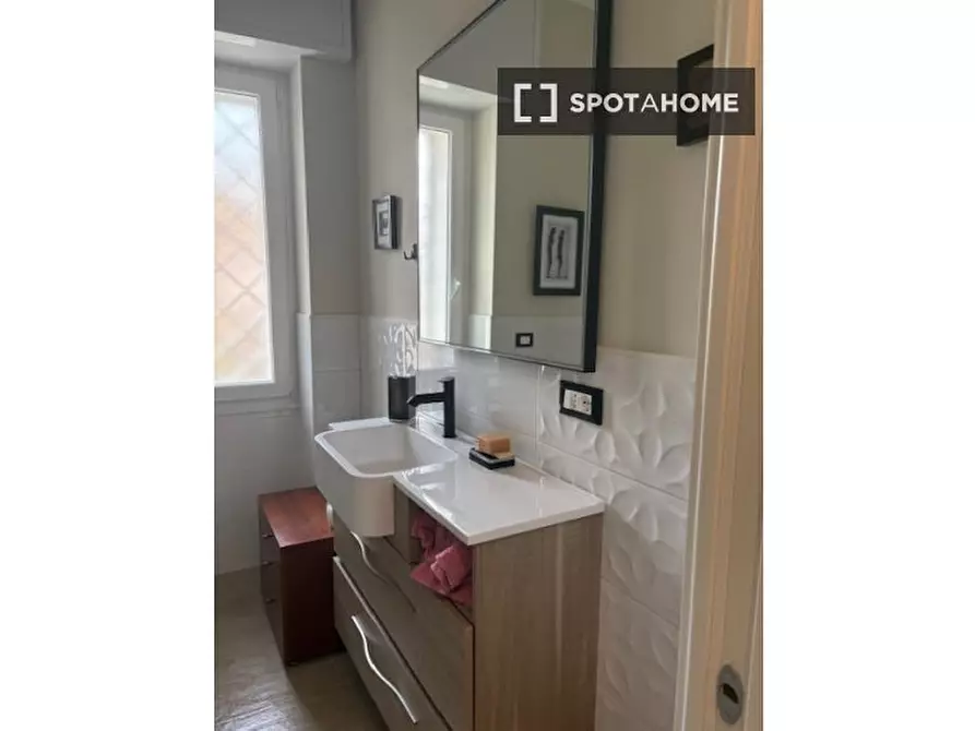 Immagine 17 di Camera condivisa in affitto  in Via dell'Agro Curziano a Roma