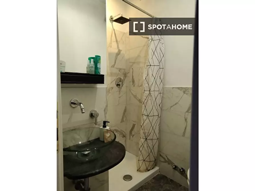 Immagine 12 di Camera condivisa in affitto  in V.le Leonardo da Vinci a Roma