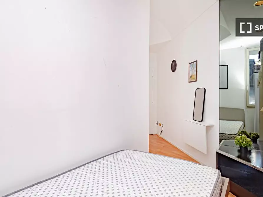 Immagine 2 di Camera condivisa in affitto  in Via Cesare Battisti a Milano