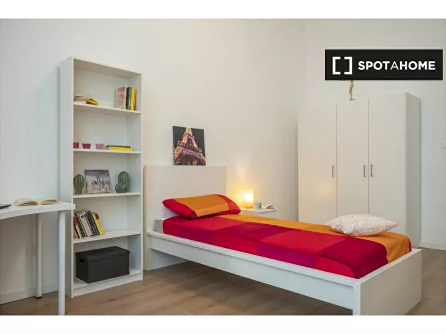 Immagine 2 di Camera condivisa in affitto  in Via Luigi Cibrario a Torino