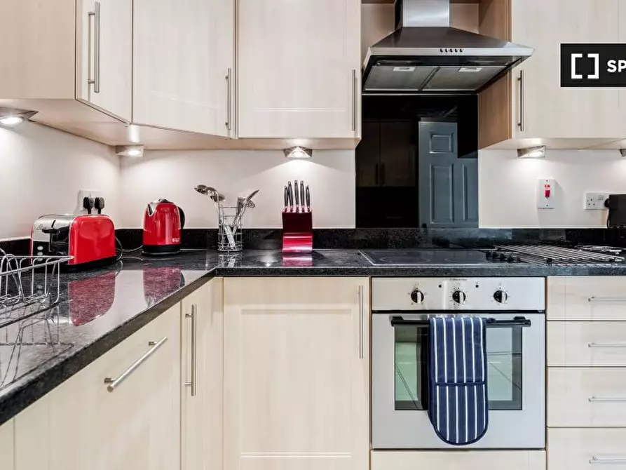 Immagine 5 di Appartamento in affitto  in Leret Way a Leatherhead