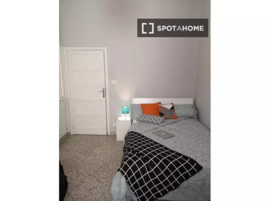 Immagine 17 di Camera condivisa in affitto  in Vico Campane a Donnalbina n. a Napoli