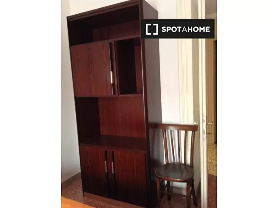 Immagine 17 di Camera condivisa in affitto  in Via degli Umbri a Roma