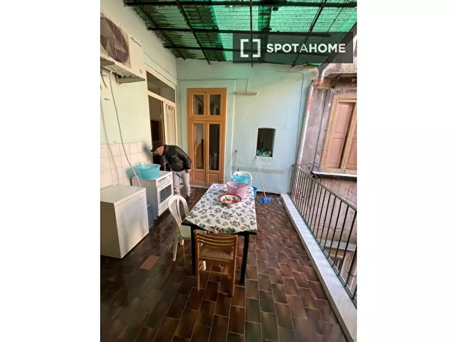 Immagine 15 di Camera condivisa in affitto  in Via S. Giovanni in Porta a Napoli